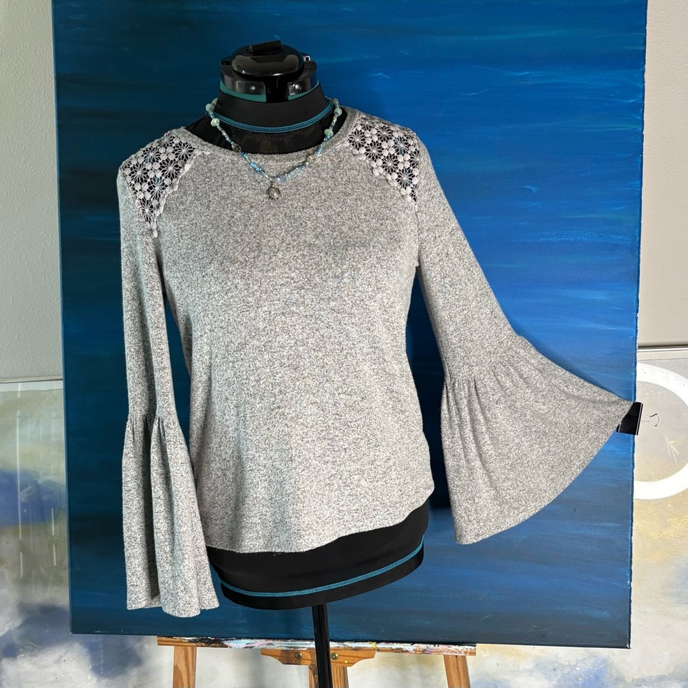 Liz Claiborne Heather Gray Bell Sleeve Thin knit Sweater Top Sz M